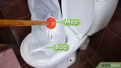 Image intitulée Unblock a Toilet when You Have No Plunger Step 1