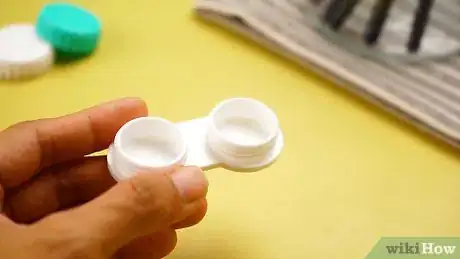 Image intitulée Clean a Contact Lens Case Step 3