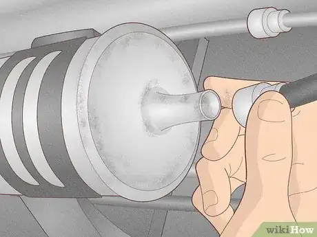 Image intitulée Change a Fuel Filter Step 12