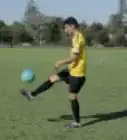 frapper un ballon de football