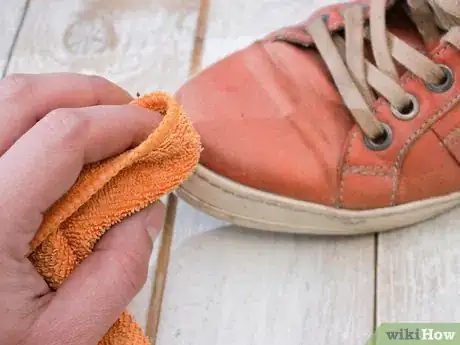Image intitulée Repair a Scrape on Faux Leather Shoes Step 12