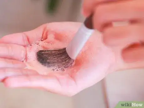 Image intitulée Clean Makeup Brushes Step 16