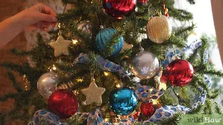 Image intitulée Decorate a Christmas Tree Step 16