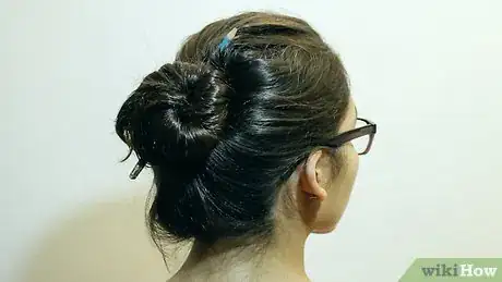 Image intitulée Make a Bun Without a Hair Tie Step 8