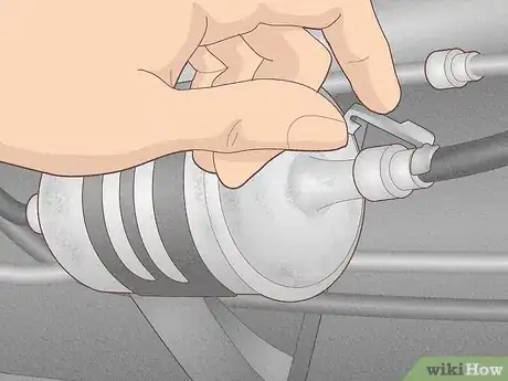 Image intitulée Change a Fuel Filter Step 11