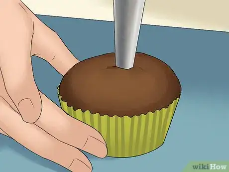 Image intitulée Add Filling to a Cupcake Step 4