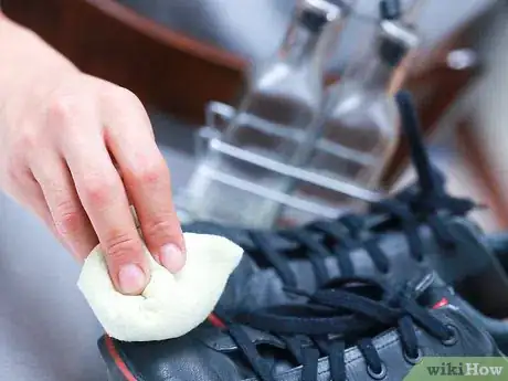 Image intitulée Clean Road Salt off Leather Shoes Step 5