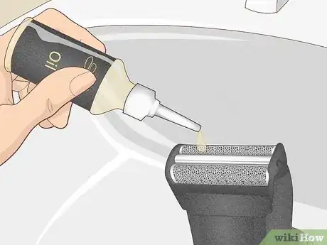 Image intitulée Apply Oil to an Electric Shaver Step 2