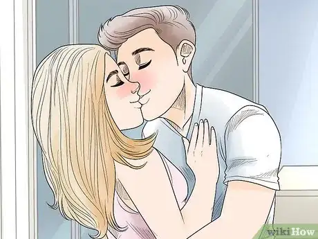Image intitulée Have a Long Passionate Kiss With Your Girlfriend_Boyfriend Step 12