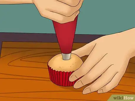 Image intitulée Add Filling to a Cupcake Step 5