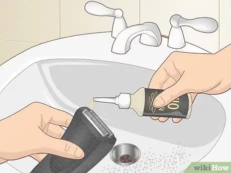 Image intitulée Apply Oil to an Electric Shaver Step 7