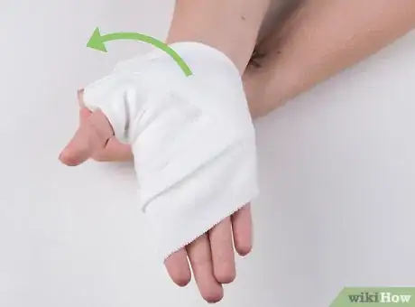 Image intitulée Wrap a Sprained Thumb Step 6