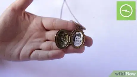 Image intitulée Put a Picture in a Locket Step 25