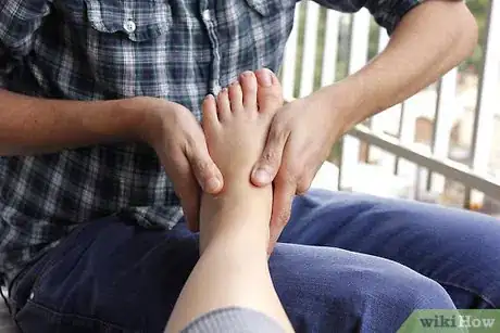 Image intitulée Seduce a Woman With a Foot Massage Step 6