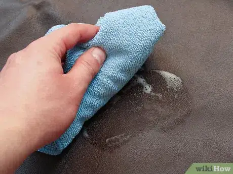 Image intitulée Remove Grease and Oil From a Car's Interior Step 12