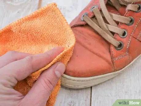 Image intitulée Repair a Scrape on Faux Leather Shoes Step 1