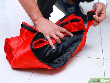 Image intitulée Roll a Sleeping Bag Step 7
