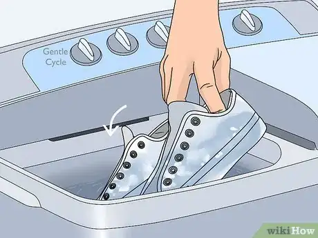 Image intitulée Remove Yellow Bleach Stains from White Shoes Step 15