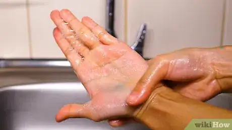 Image intitulée Clean Food Coloring off Skin Step 1