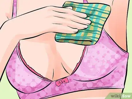 Image intitulée Hand Express Breast Milk Step 2