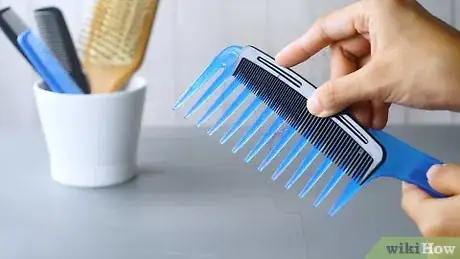 Image intitulée Clean Hair Combs Step 1