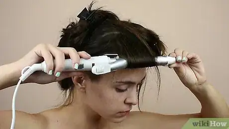 Image intitulée Curl Hair with a Curling Iron Step 19