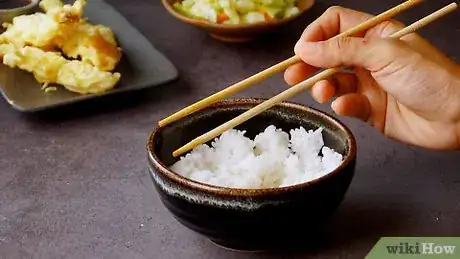 Image intitulée Eat Rice with Chopsticks Step 5