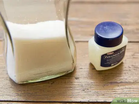 Image intitulée Get Rid of Flaky Lips With Petroleum Jelly Step 3