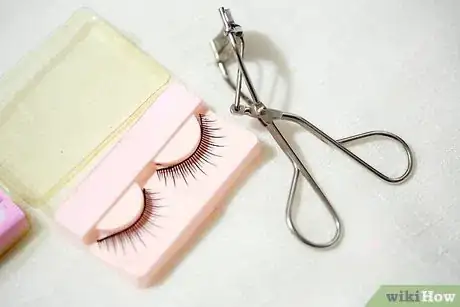 Image intitulée Make Your Eyelashes Naturally Longer Step 8