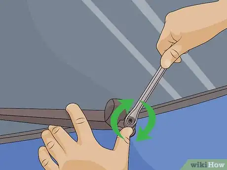 Image intitulée Stop Windshield Wiper Blades from Squeaking Step 8