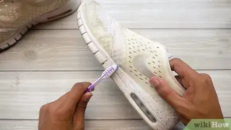 Image intitulée Clean Nike Sneakers Step 1