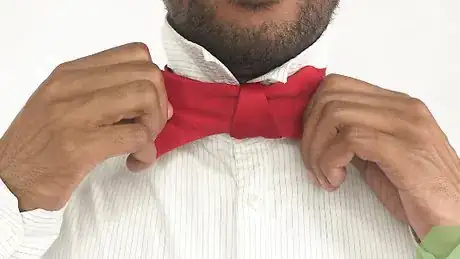 Image intitulée Tie a Bow Tie Step 12