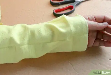 Image intitulée Make a Fake Arm Cast Step 24