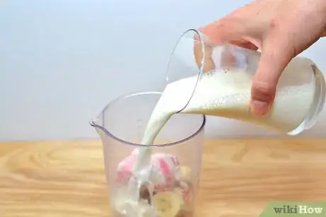 Image intitulée Make a Strawberry Banana Milkshake Step 2