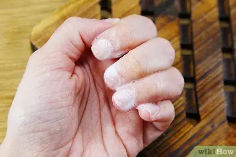 Image intitulée Clean Under Your Fingernails Step 13