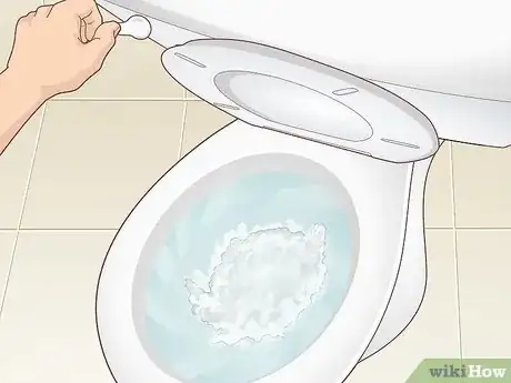 Image intitulée Clean a Toilet Bowl with Vinegar and Baking Soda Step 7