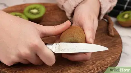 Image intitulée Peel a Kiwi Step 2