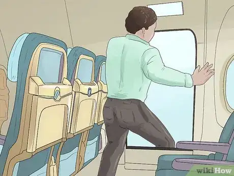 Image intitulée Survive a Plane Crash Step 14