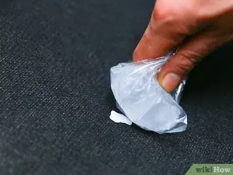 Image intitulée Remove Chewing Gum from a Car Seat Step 2