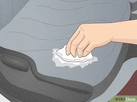 Image intitulée Clean a Blood Stain from Car Upholstery Step 14