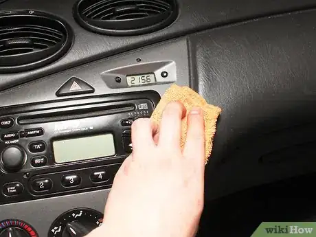 Image intitulée Remove Grease and Oil From a Car's Interior Step 19