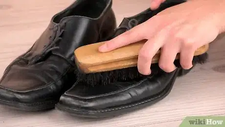 Image intitulée Clean Leather Shoes Step 1