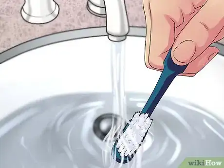 Image intitulée Brush Your Teeth With Braces On Step 11