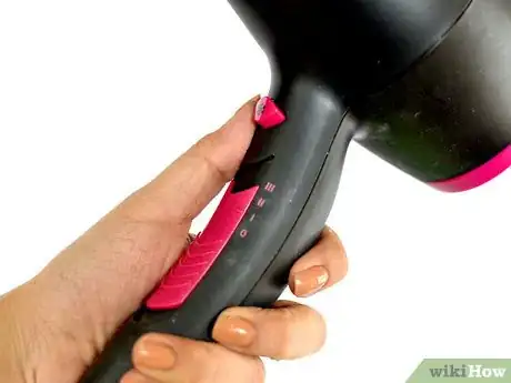 Image intitulée Blow Dry Your Hair Without Getting Damaged Step 2