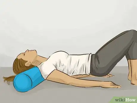 Image intitulée Stretch Your Back Using a Foam Roller Step 1