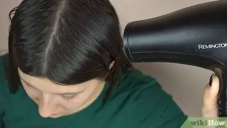 Image intitulée Blow Dry Hair Without Frizz Step 4