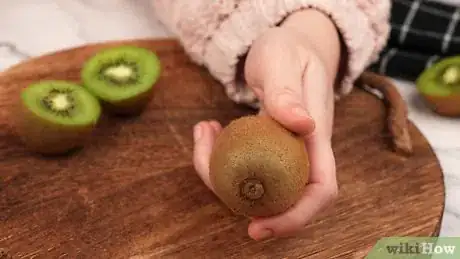 Image intitulée Peel a Kiwi Step 1