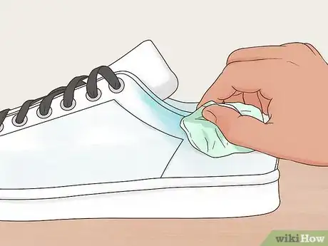 Image intitulée Remove Jean Stains from Shoes Step 2
