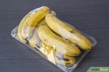 Image intitulée Whiten Your Teeth with Banana Peel Step 1