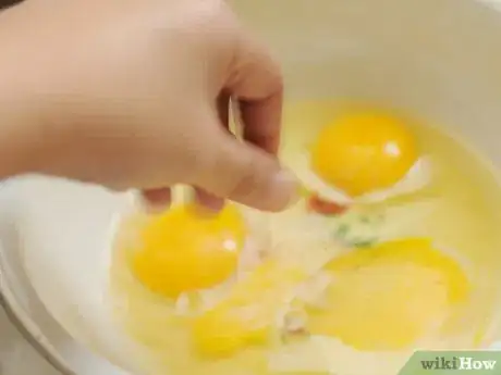 Image intitulée Make a Fluffy 3 Egg Omelette Step 4